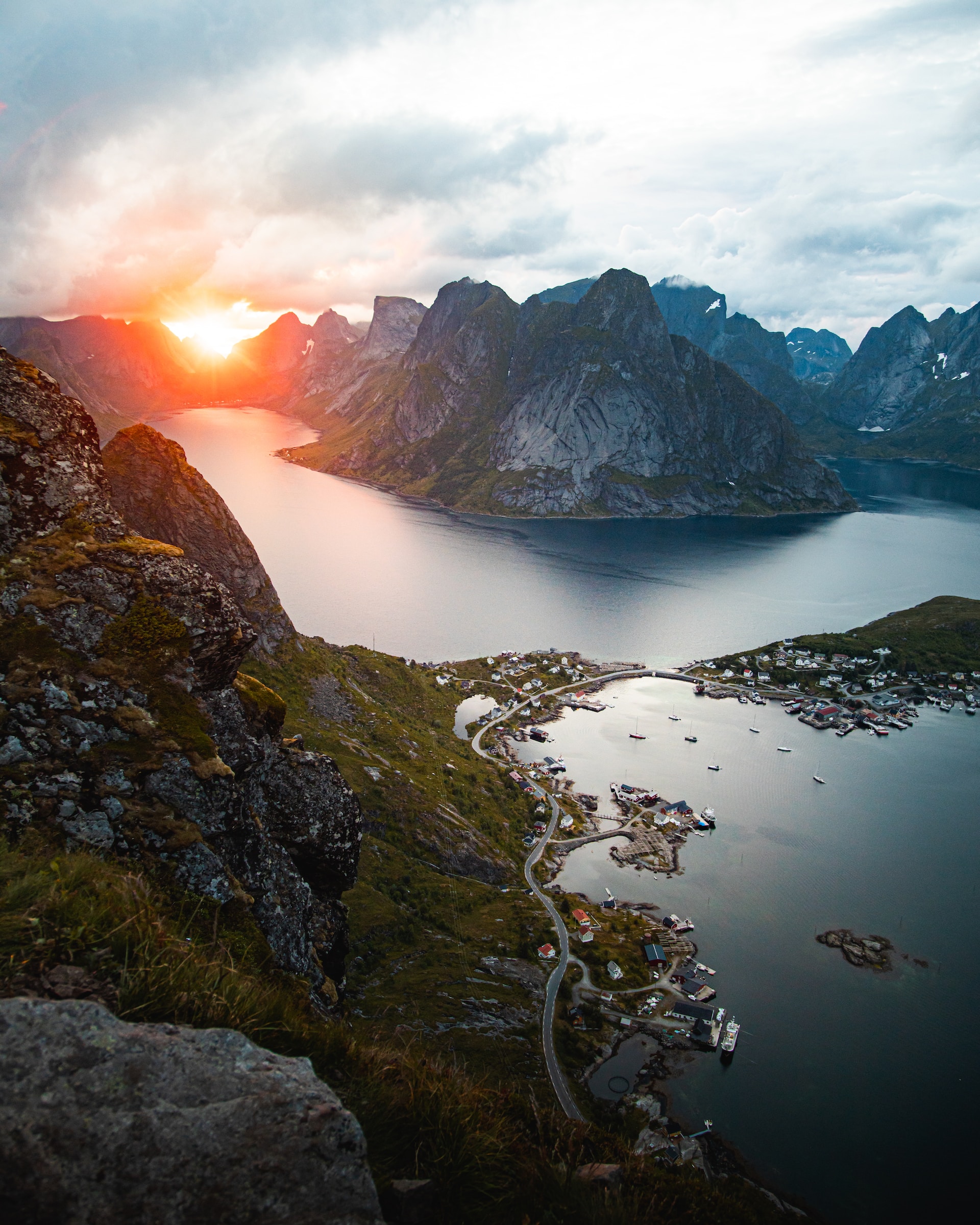 The Magic of Midnight Sun: Dancing in 24-Hour Daylight at the World&#8217;s Most Stunning Locations!